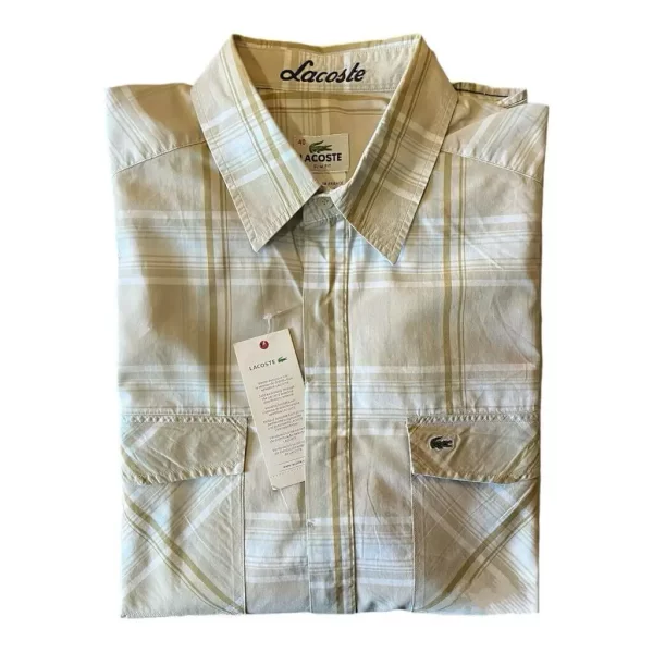 Camisa Lacoste beige.